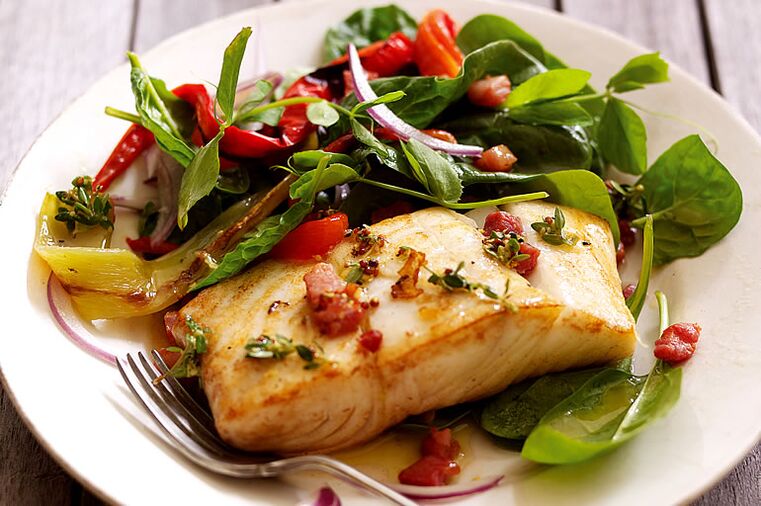 peixe com vegetais e ervas para perder peso