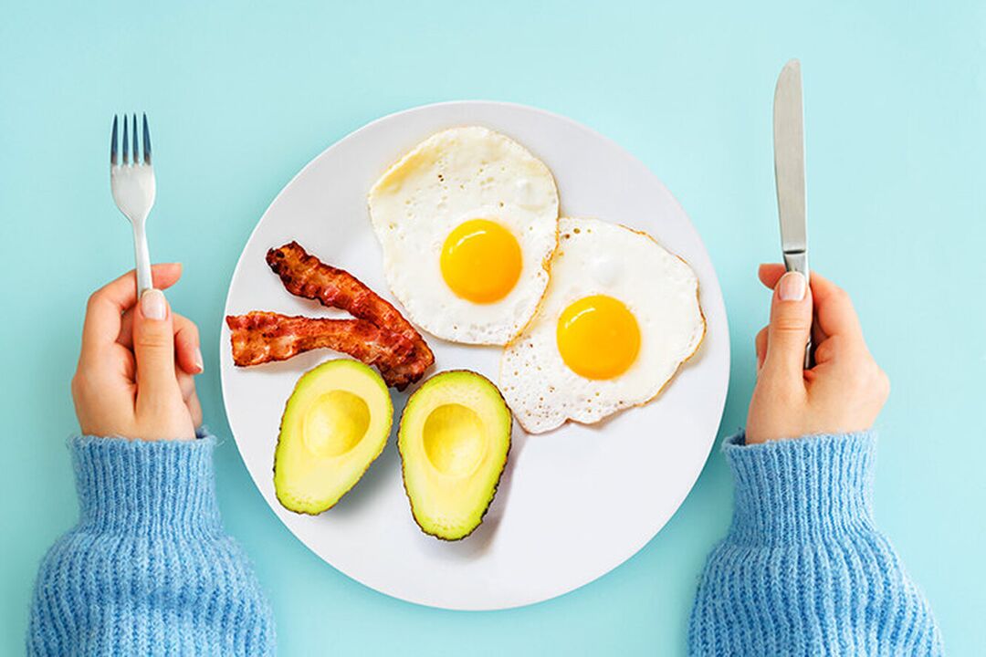 O café da manhã perfeito no menu da dieta cetogênica - ovos com bacon e abacate