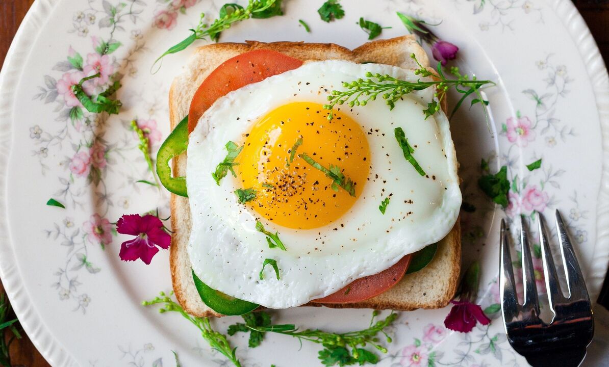 sanduíche com ovos mexidos em uma dieta de proteína