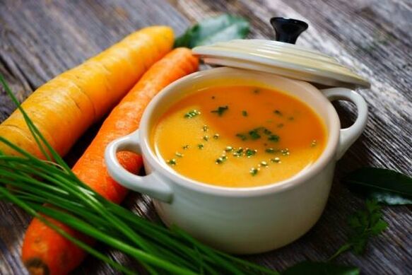 Purê de sopa de batata e cenoura no cardápio de uma dieta suave para gastrite